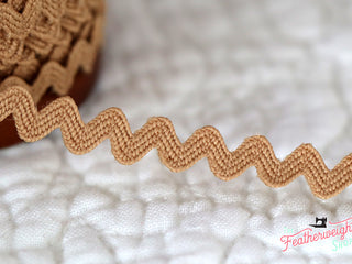 Load image into Gallery viewer, 1/4&quot; Inch NUTMEG VINTAGE TRIM RIC RAC by Lori Holt (by the yard)