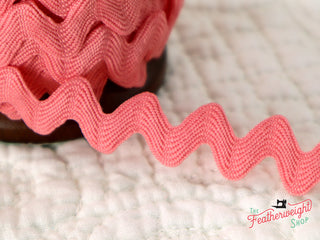 Load image into Gallery viewer, 3/8&quot; Inch RILEY CORAL VINTAGE TRIM RIC RAC by Lori Holt (by the yard)