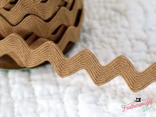 Load image into Gallery viewer, 3/8&quot; Vintage Trim Ric Rac by Lori Holt  - NUTMEG (sold by the yard)