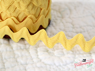 Load image into Gallery viewer, 5/8&quot; Inch BEEHIVE VINTAGE TRIM Large RIC RAC by Lori Holt (by the yard)