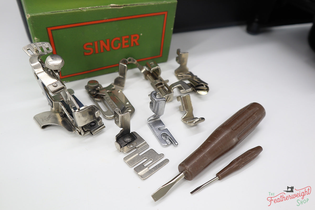 Singer Featherweight 222K Sewing Machine EM9583**