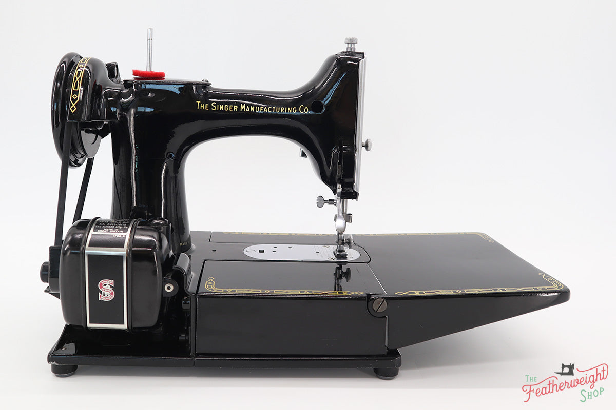 Singer Featherweight 222K Sewing Machine EM9583**