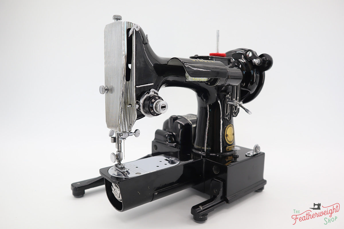 Singer Featherweight 222K Sewing Machine EM9583**