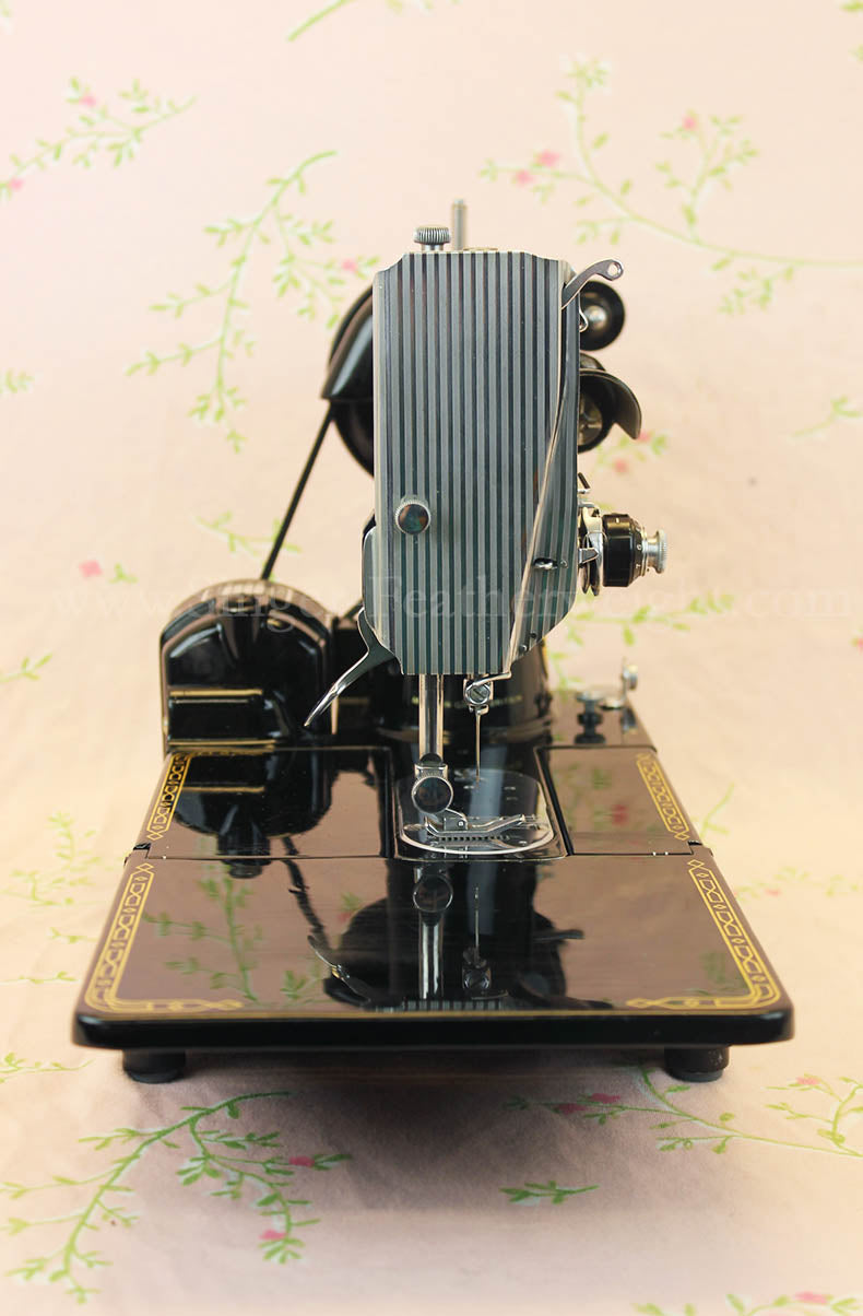 Singer Featherweight 222K Sewing Machine EM961***