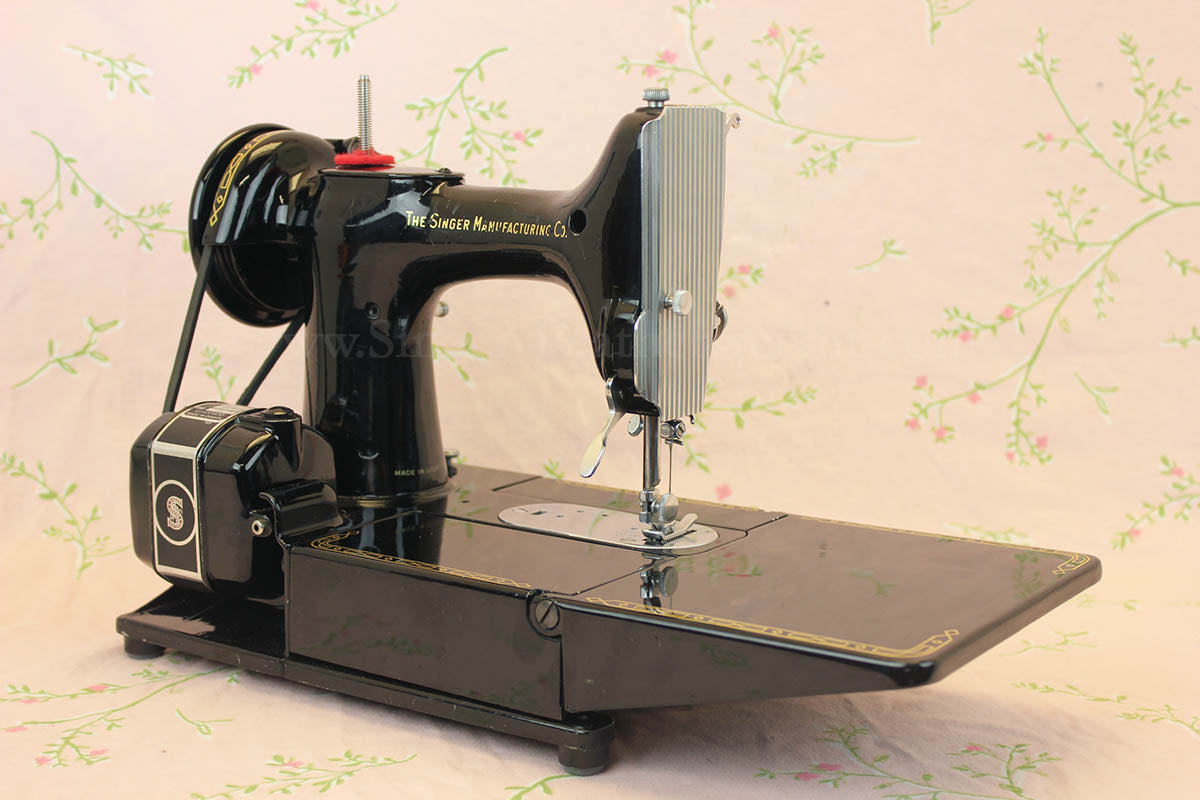 Singer Featherweight 222K Sewing Machine EM961***