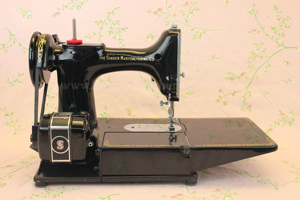 Singer Featherweight 222K Sewing Machine EM961***