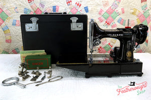 Singer Featherweight 222K Sewing Machine EM957***