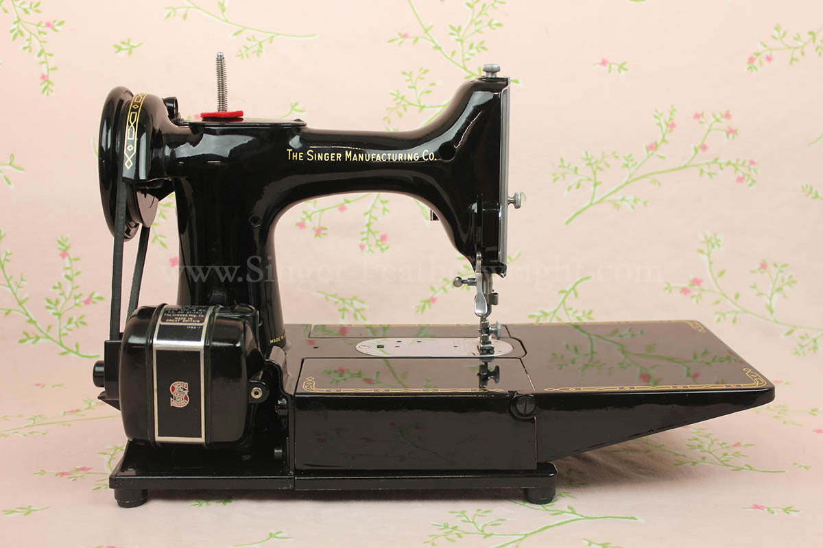 Singer Featherweight 222K Sewing Machine EL683***