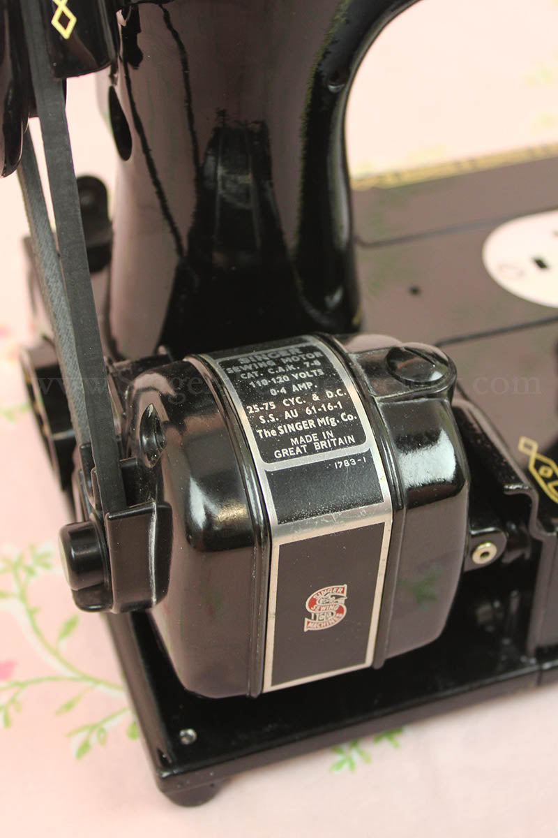 Singer Featherweight 222K Sewing Machine EL683***