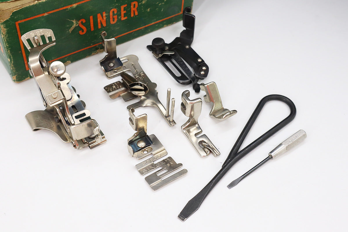 Singer Featherweight 221 Sewing Machine, AL022***