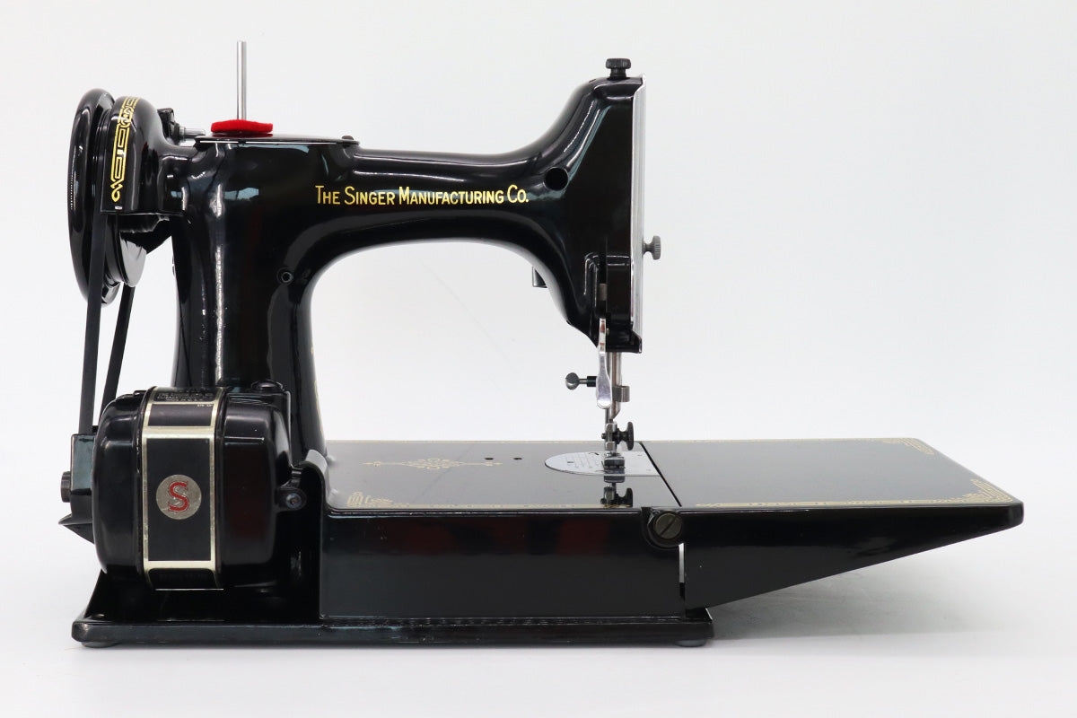 Singer Featherweight 221 Sewing Machine, AL022***