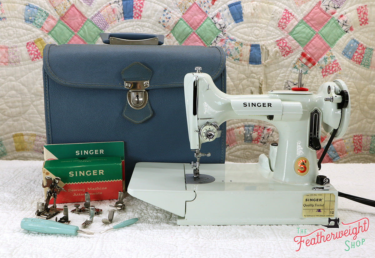 Singer Featherweight 221K Sewing Machine, WHITE EV993***