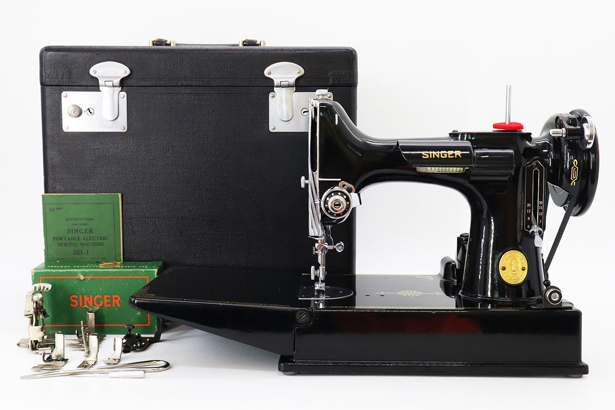 Singer Featherweight 221 Sewing Machine, AH560***