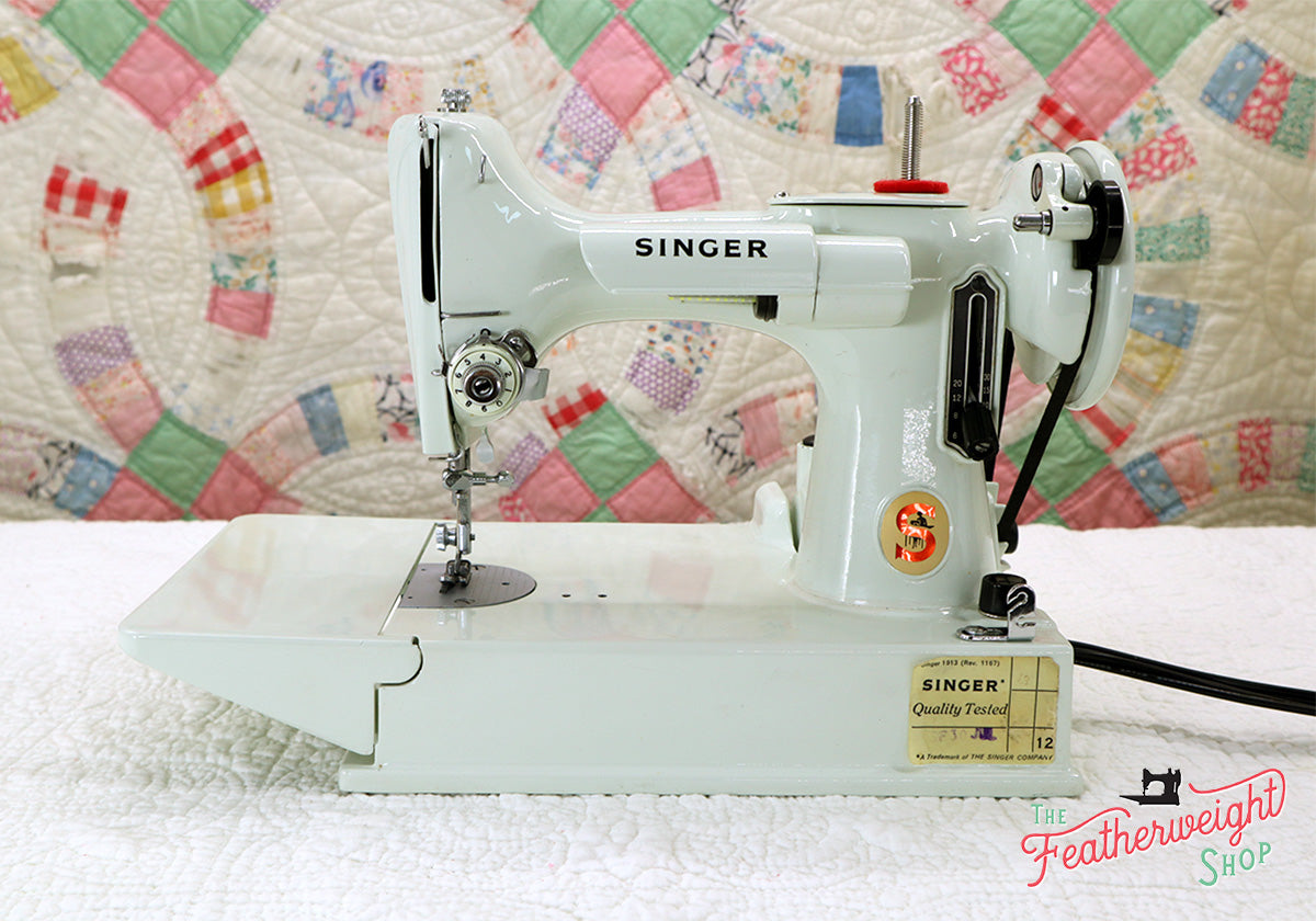 Singer Featherweight 221K Sewing Machine, WHITE EV993***