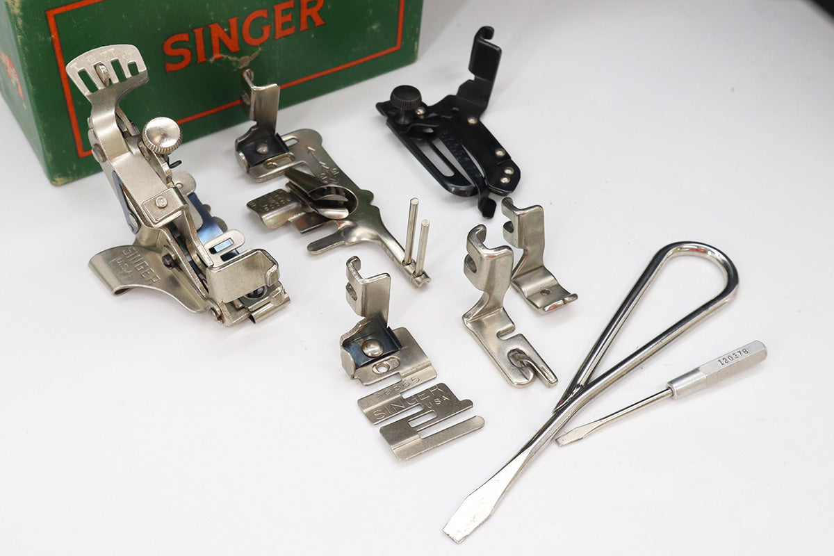 Singer Featherweight 221 Sewing Machine, AH560***