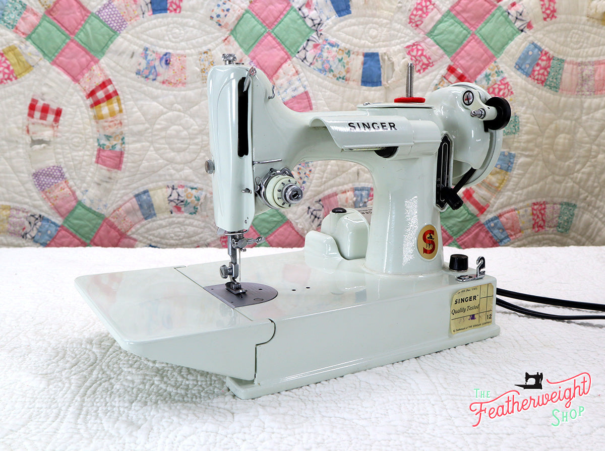 Singer Featherweight 221K Sewing Machine, WHITE EV993***