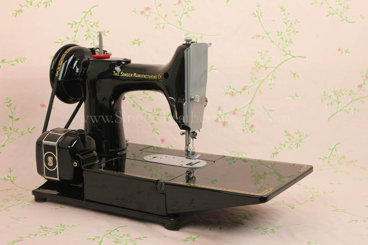 Singer Featherweight 222K Sewing Machine EM601***