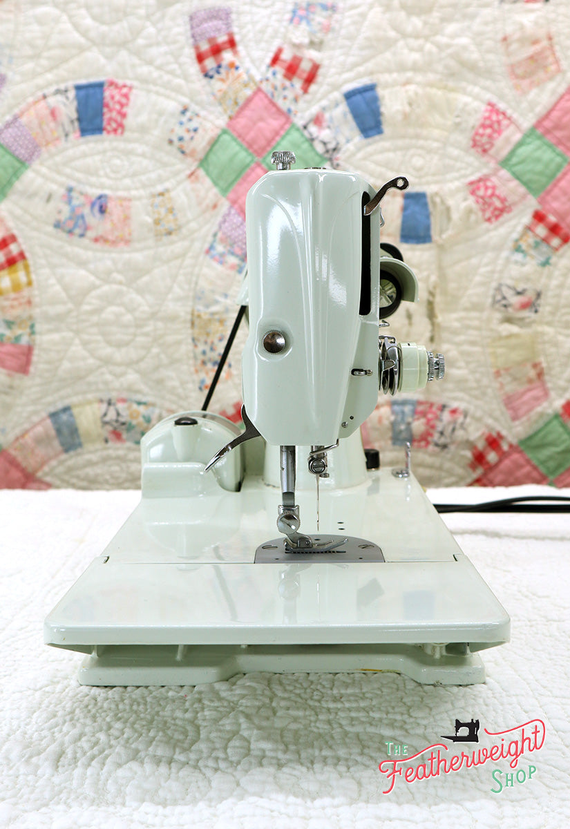 Singer Featherweight 221K Sewing Machine, WHITE EV993***