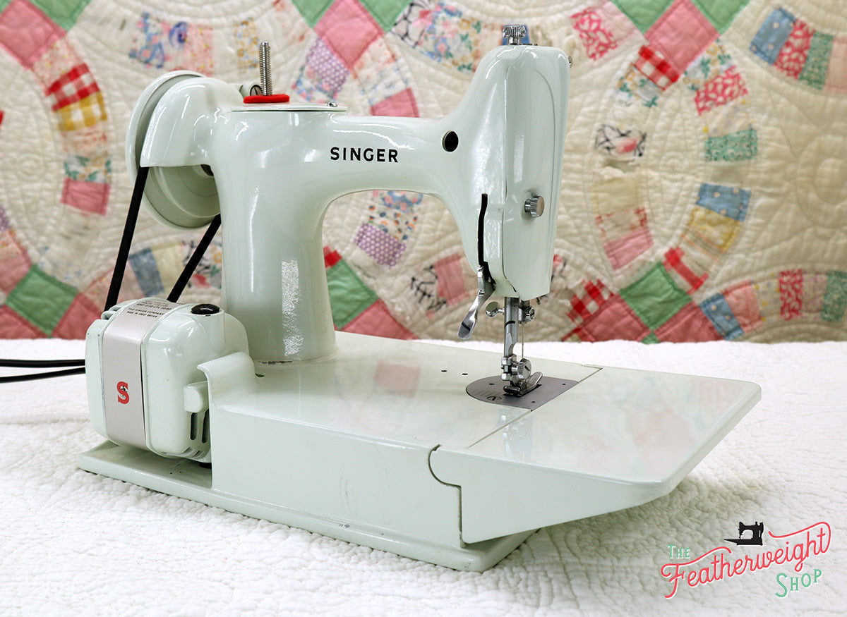 Singer Featherweight 221K Sewing Machine, WHITE EV993***