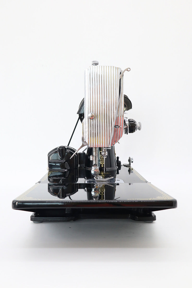 Singer Featherweight 221 Sewing Machine, AH560***