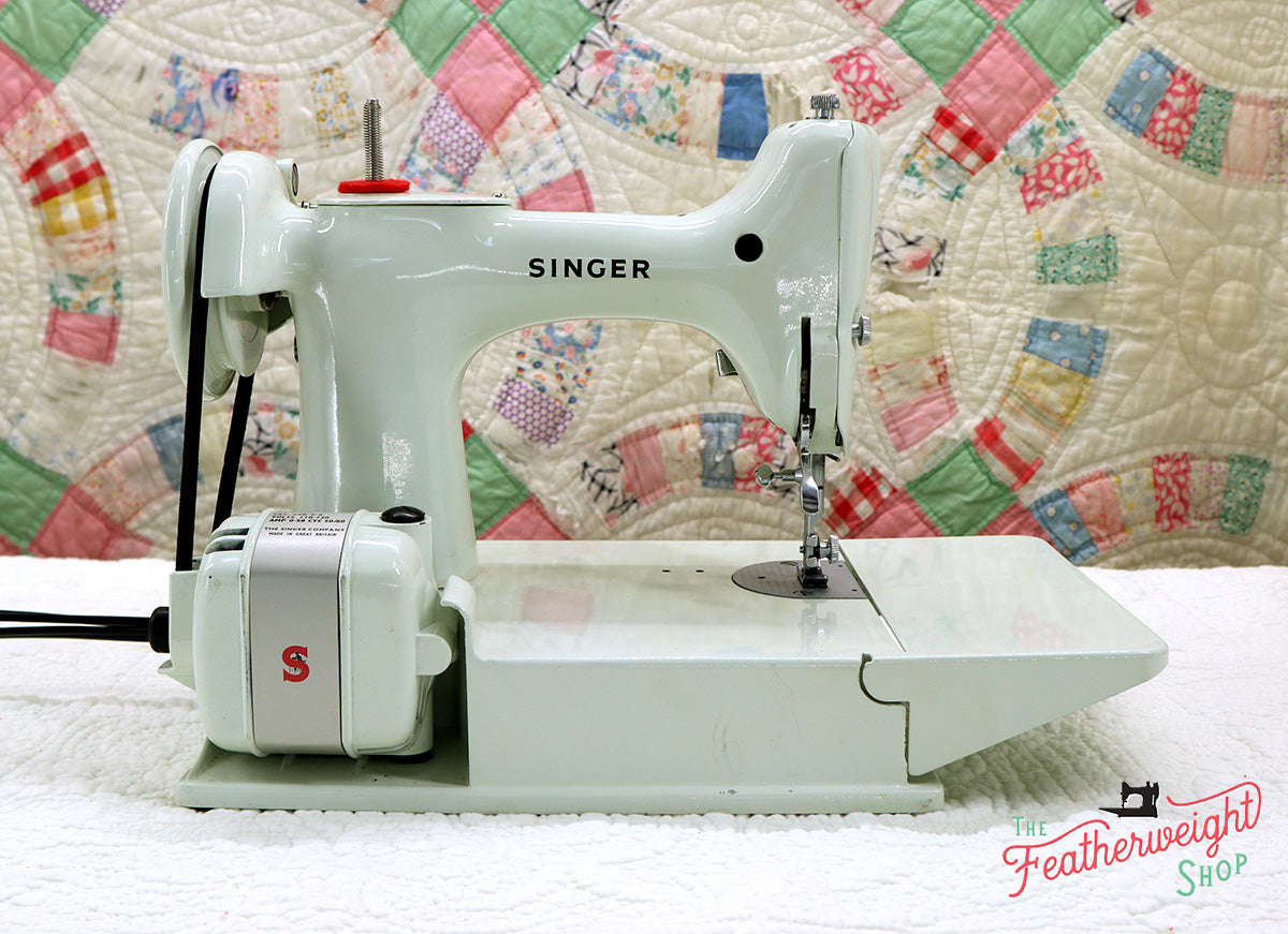 Singer Featherweight 221K Sewing Machine, WHITE EV993***