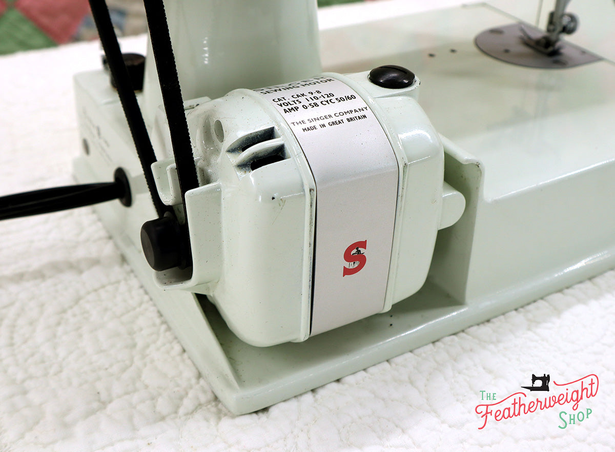 Singer Featherweight 221K Sewing Machine, WHITE EV993***