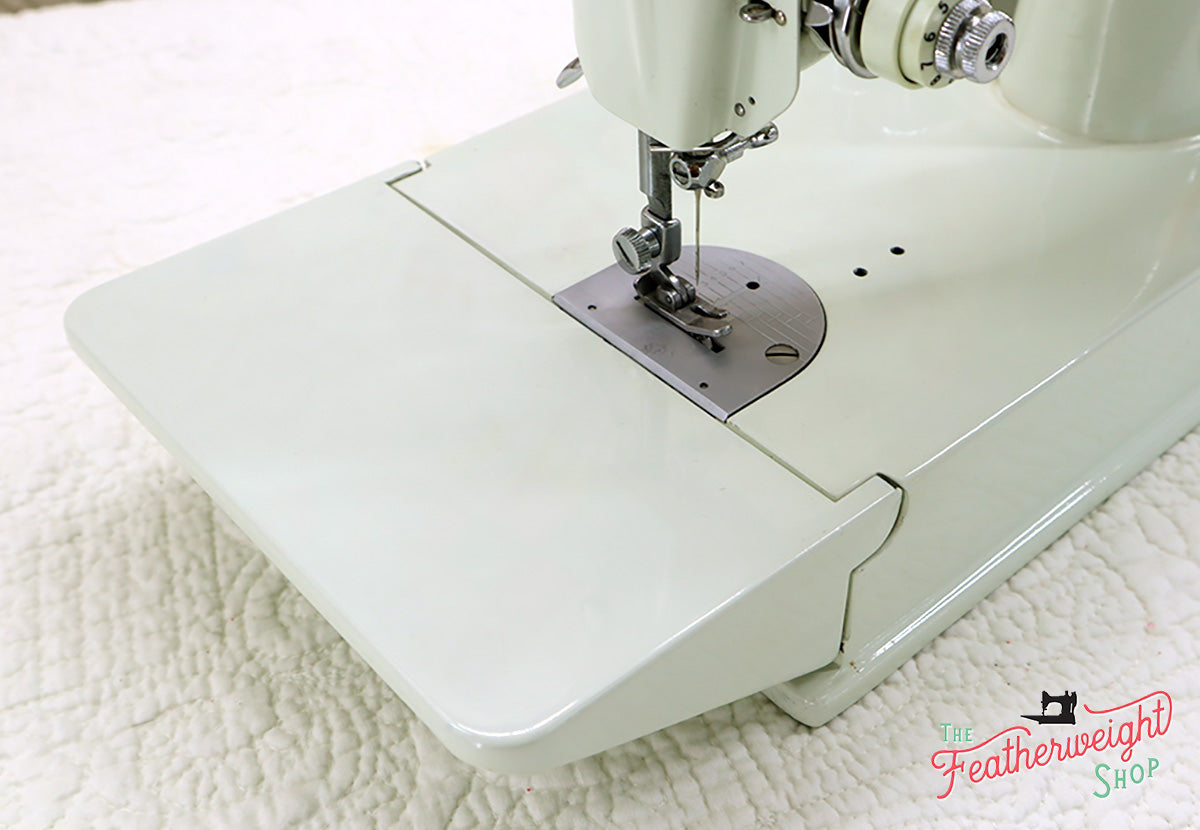 Singer Featherweight 221K Sewing Machine, WHITE EV993***