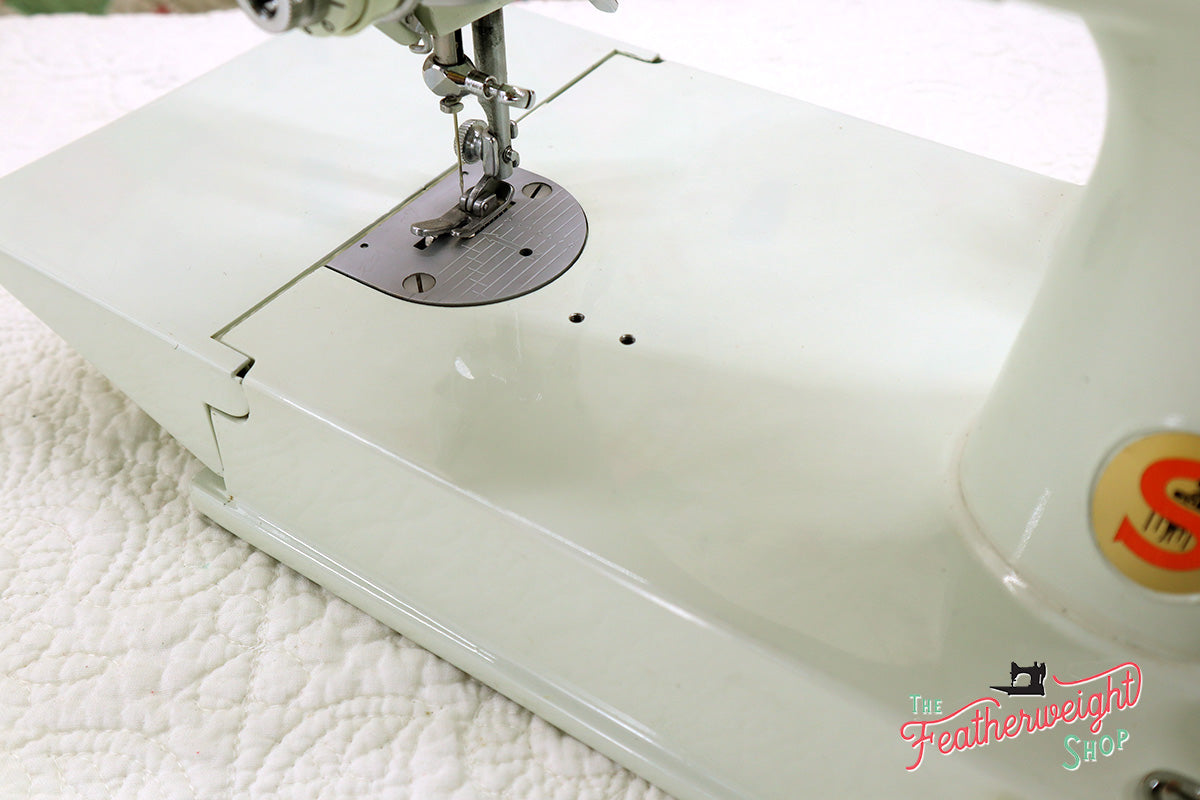 Singer Featherweight 221K Sewing Machine, WHITE EV993***