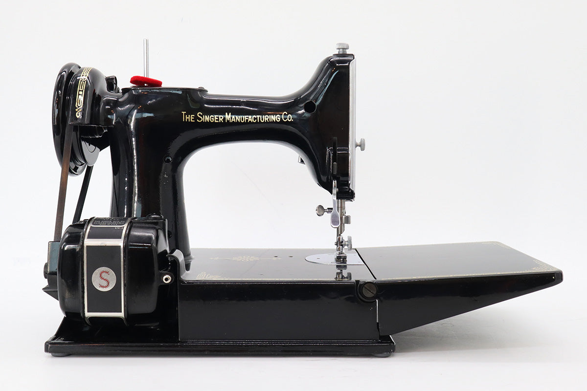 Singer Featherweight 221 Sewing Machine, AH560***