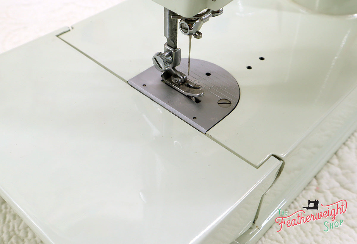 Singer Featherweight 221K Sewing Machine, WHITE EV993***