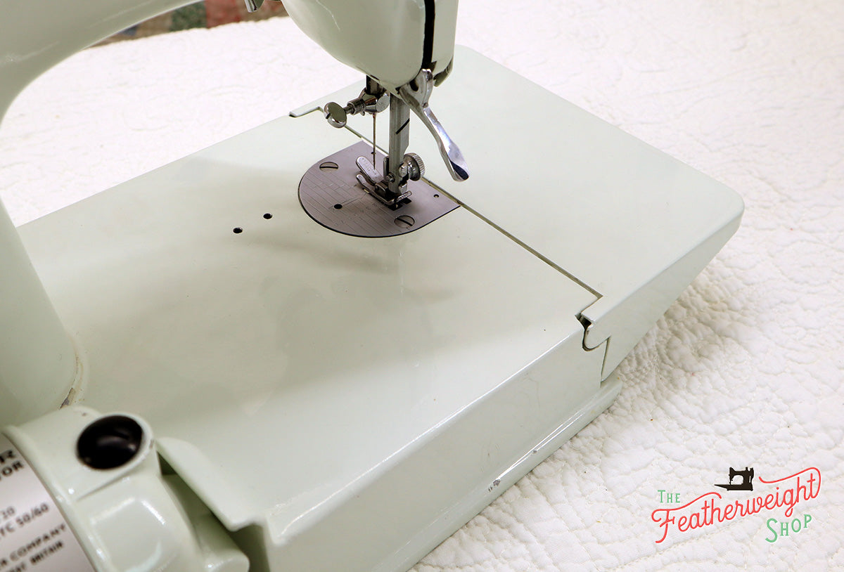 Singer Featherweight 221K Sewing Machine, WHITE EV993***