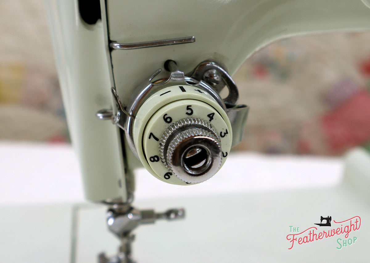 Singer Featherweight 221K Sewing Machine, WHITE EV993***