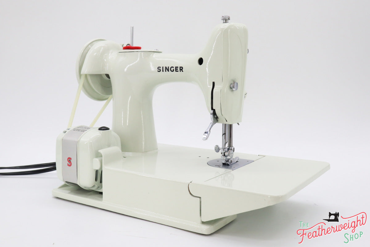 Singer Featherweight 221K Sewing Machine, British WHITE FA226*** Grade 9!!!