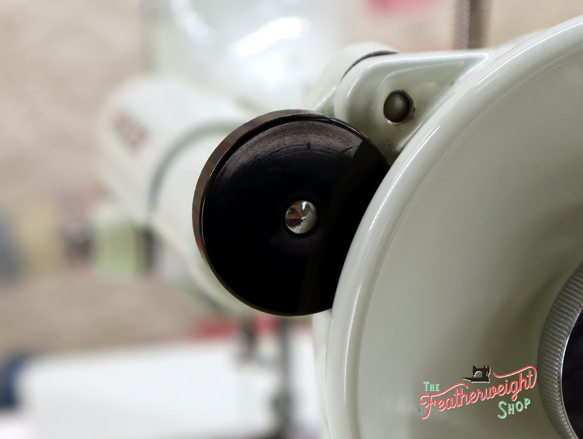 Singer Featherweight 221K Sewing Machine, WHITE EV993***