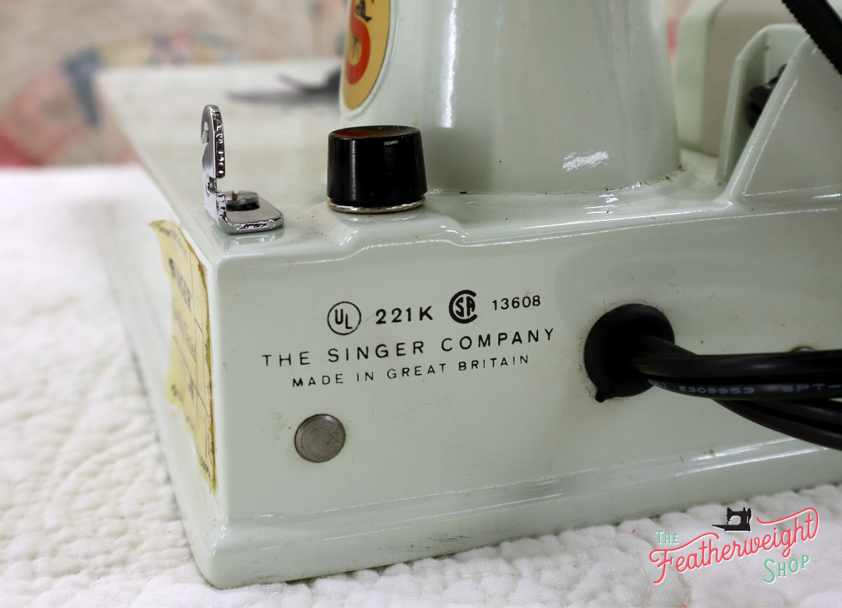 Singer Featherweight 221K Sewing Machine, WHITE EV993***