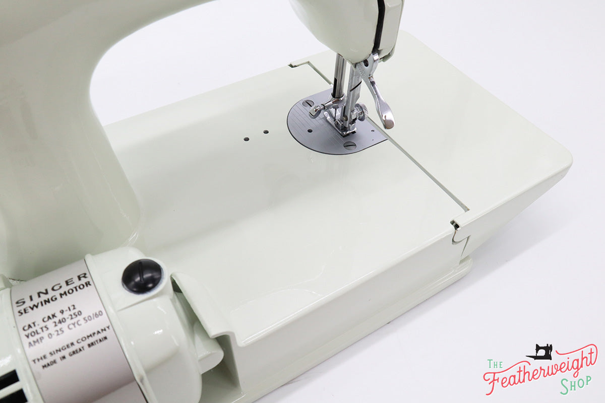 Singer Featherweight 221K Sewing Machine, British WHITE FA226*** Grade 9!!!