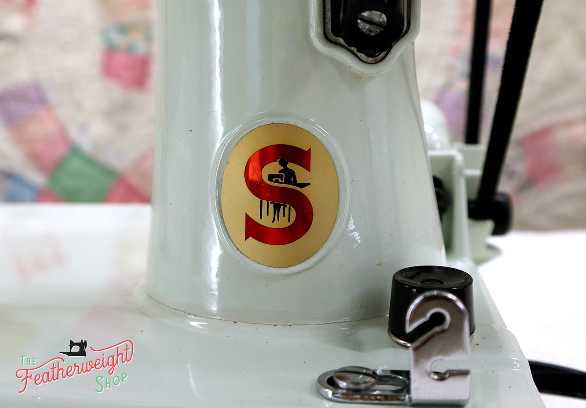 Singer Featherweight 221K Sewing Machine, WHITE EV993***