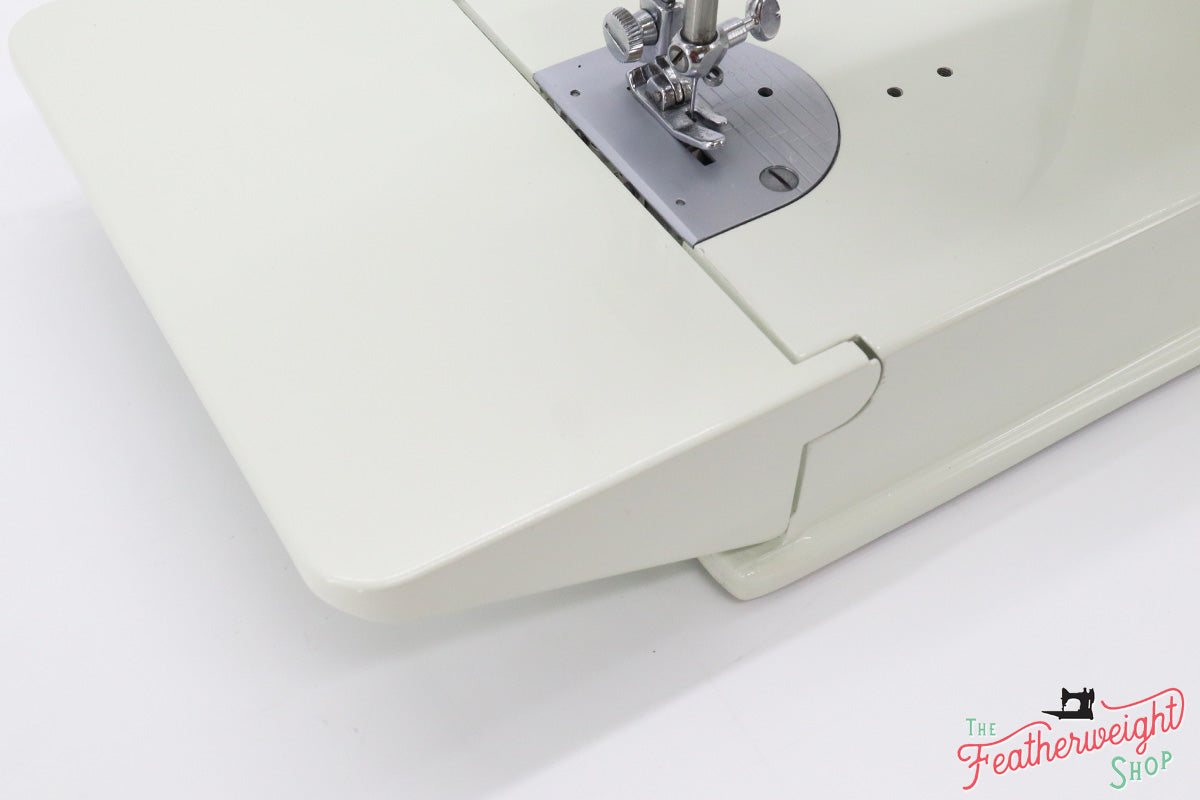 Singer Featherweight 221K Sewing Machine, British WHITE FA226*** Grade 9!!!