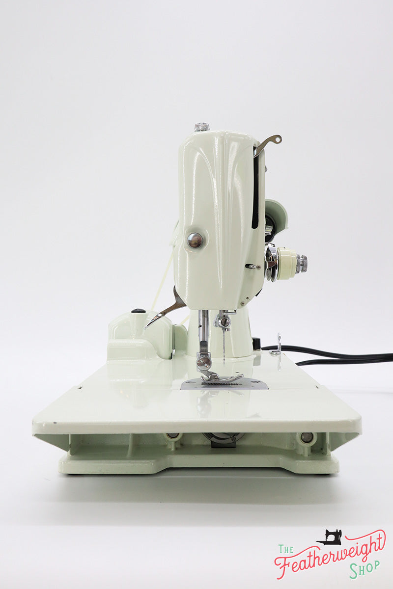 Singer Featherweight 221 Sewing Machine, WHITE FA206***