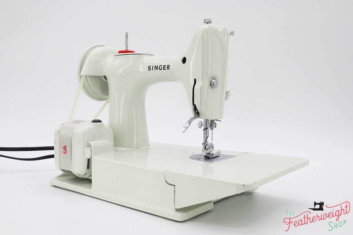 Singer Featherweight 221 Sewing Machine, WHITE FA206***