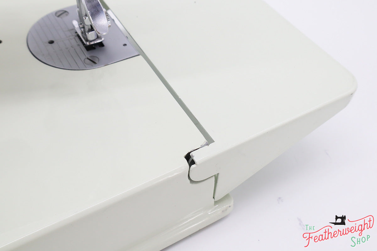 Singer Featherweight 221 Sewing Machine, WHITE FA206***