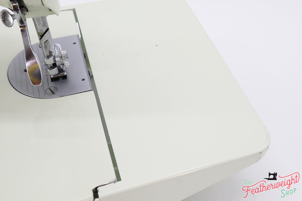 Singer Featherweight 221 Sewing Machine, WHITE FA206***