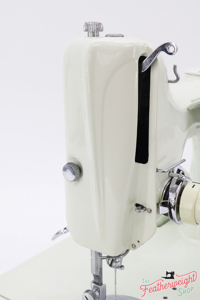 Singer Featherweight 221 Sewing Machine, WHITE FA206***