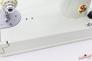 Singer Featherweight 221 Sewing Machine, WHITE - FA124***