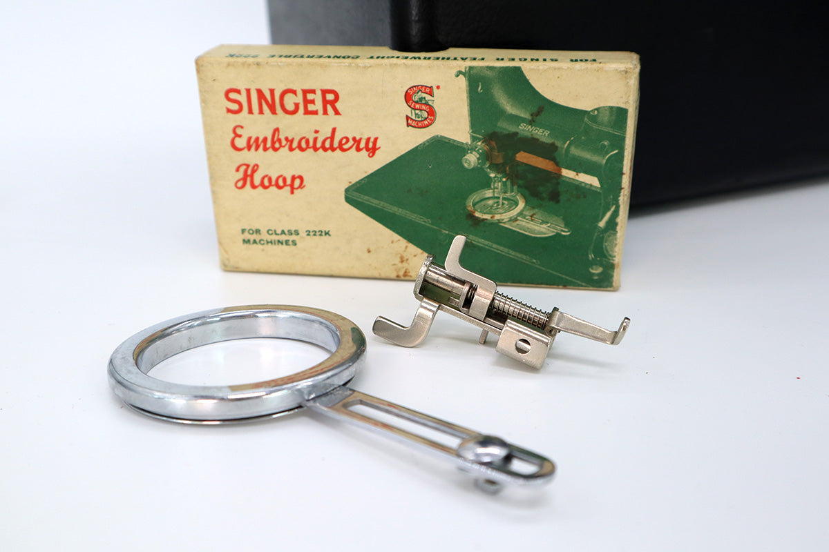 Singer Featherweight 222K Sewing Machine EM9573**