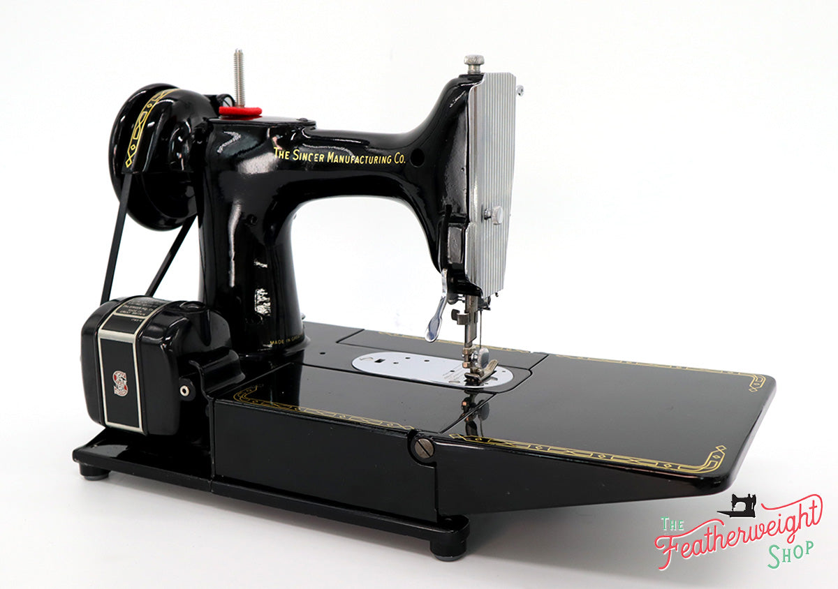 Singer Featherweight 222K Sewing Machine EM9573**