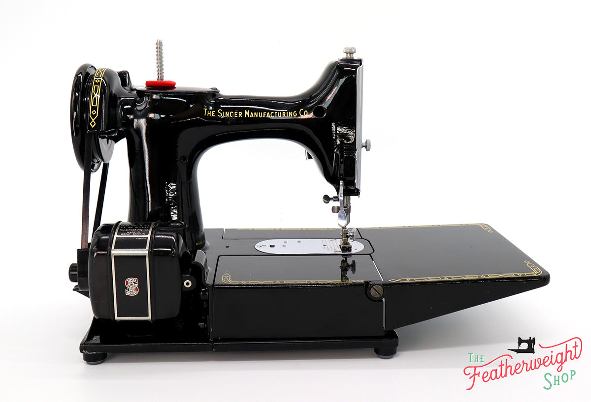 Singer Featherweight 222K Sewing Machine EM9573**