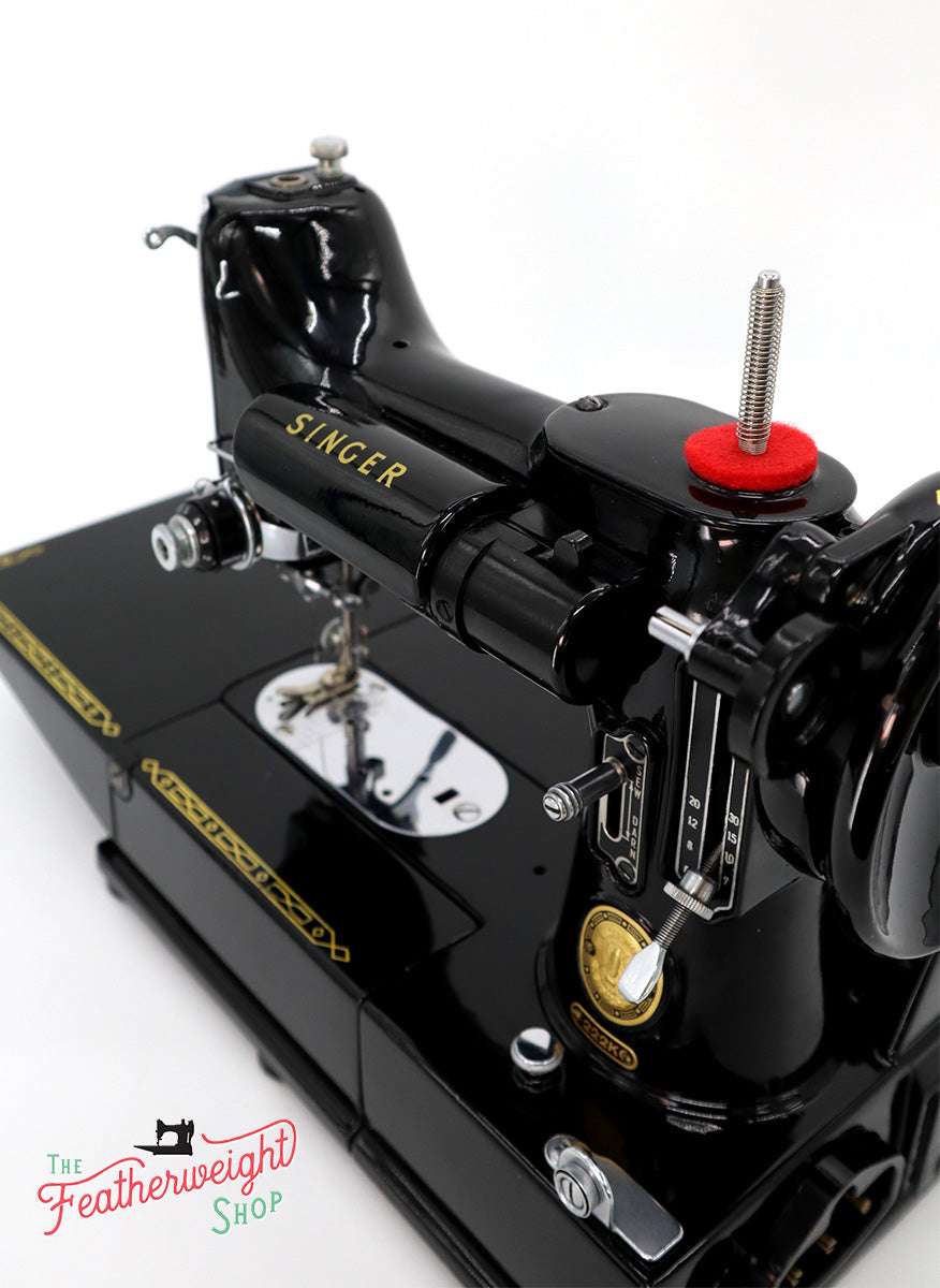 Singer Featherweight 222K Sewing Machine EM9573**