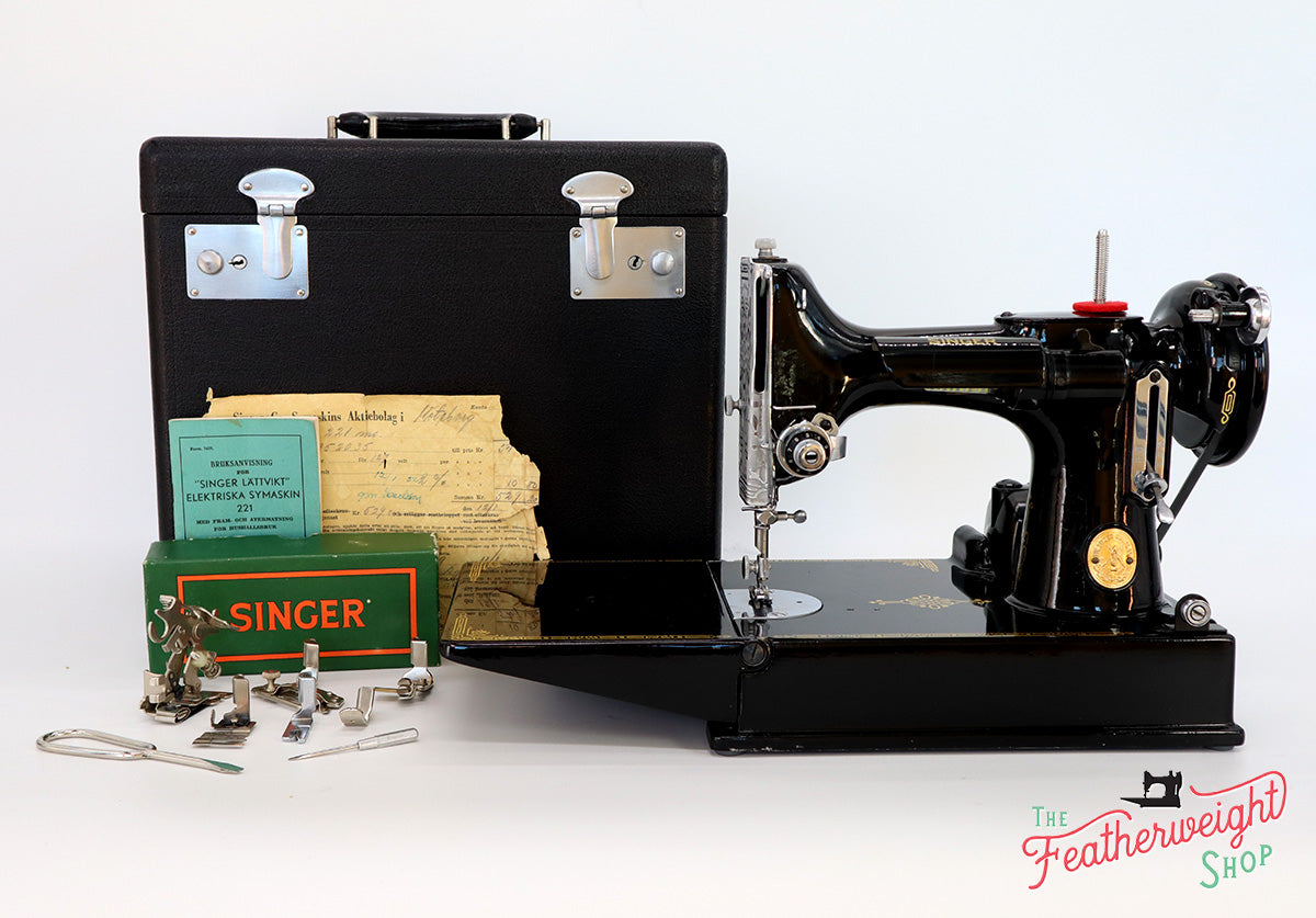 Singer Featherweight 221K Sewing Machine, EG352***