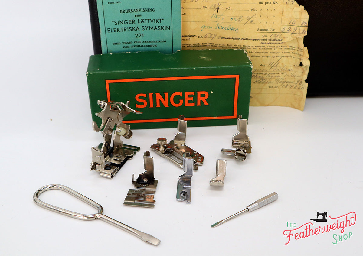 Singer Featherweight 221K Sewing Machine, EG352***